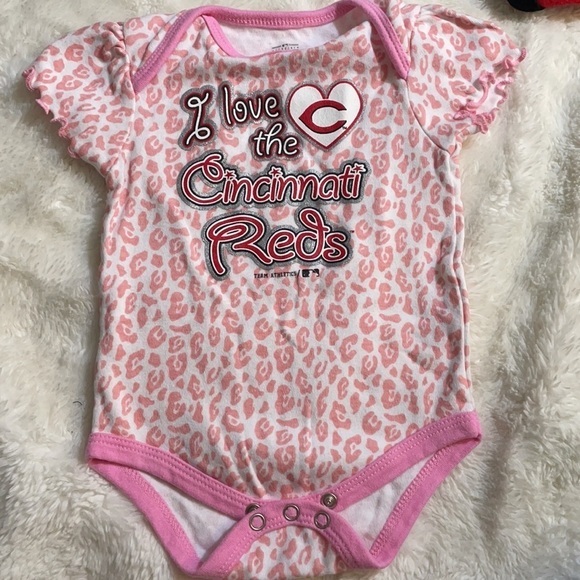 bundle of‎ 2 Cincinnati Reds Onesies - Picture 4 of 5